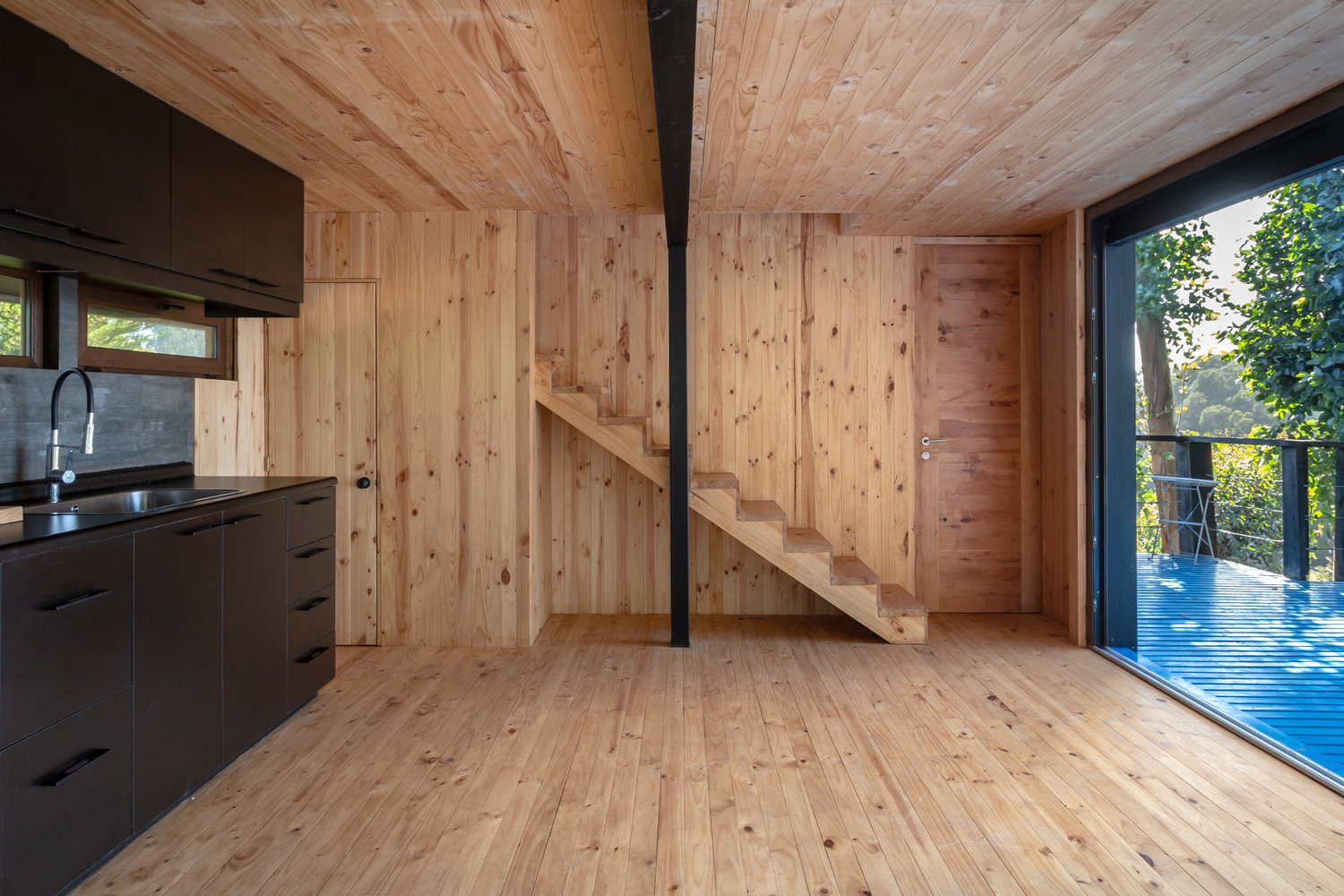 Casa Chica — escalera interior compacta entre niveles, arquitecto Alejandro Soffia